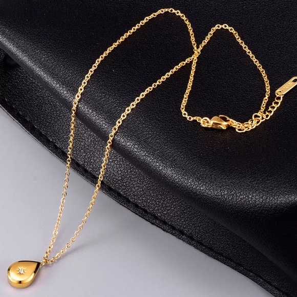 💧Insta 18K gold teardrop 🌟 star necklace - Picture 3 of 11